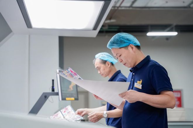 牌之都”全球玩家都在这里海淘瓦力游戏app上海已成“卡(图3)