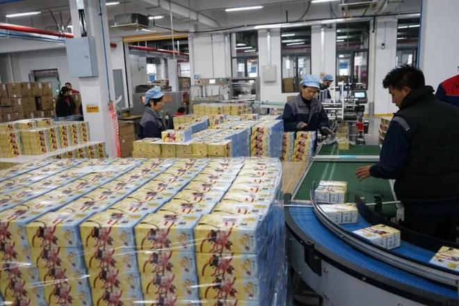 吒系列卡牌热卖国潮跨界玩出新高度瓦力棋牌游戏奥特曼卡生产商卡游哪
