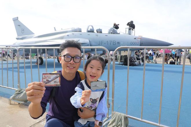 “社交货币”背后的文化新消费引擎瓦力游戏卡牌经济崛起：解锁Z世代(图1)